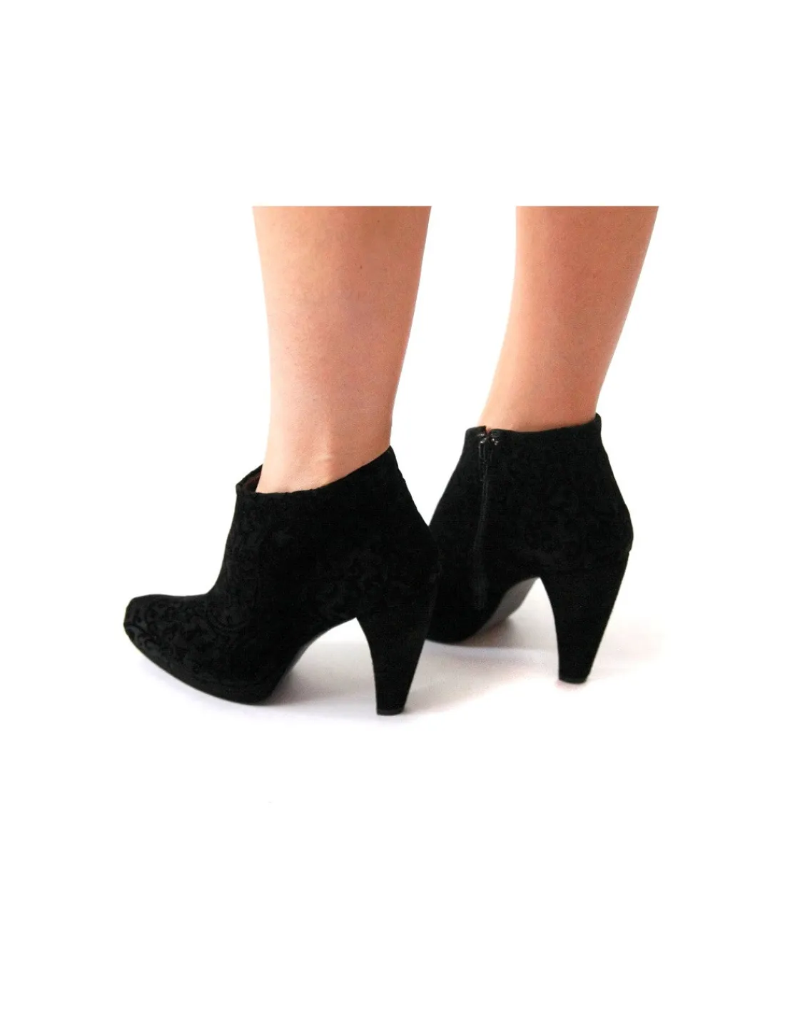 carmen_poveda__botki_natu_2.webp Damskie Carmen Poveda botki, naturalny zamsz tloczony w barokowe wzory, platforma i stabilne obcasy