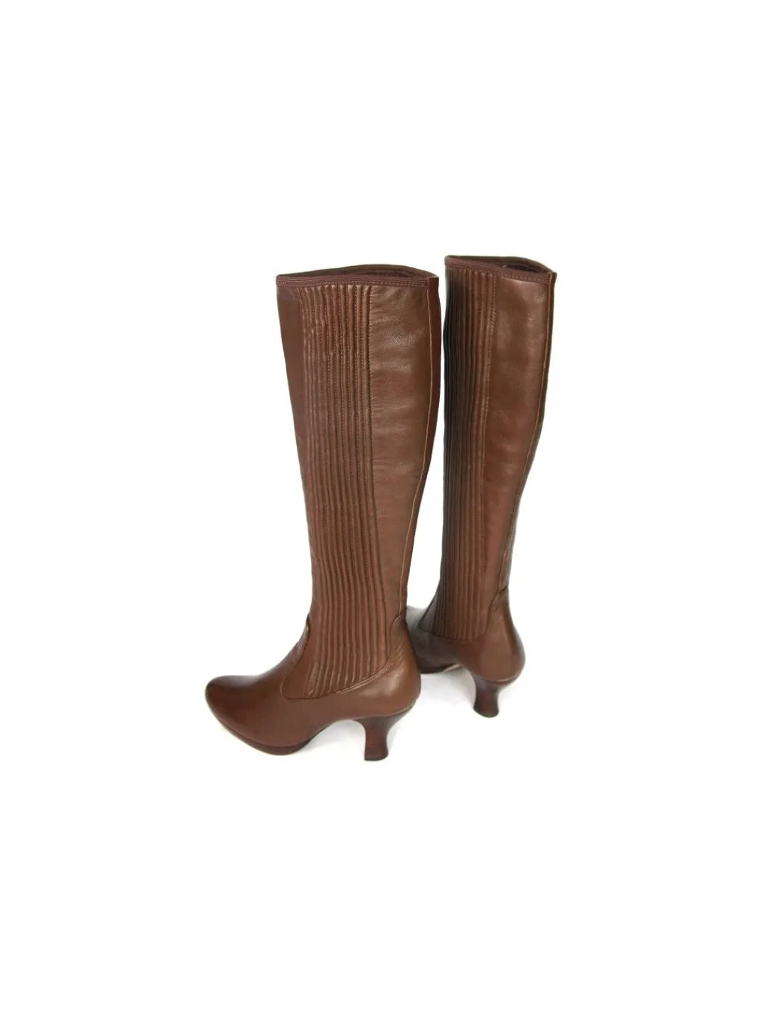 clarks__kozaki_ze_skory_w_2.webp Damskie Clarks kozaki ze skory w kolorze orzechowego brazu z elastyczna cholewka na platformie i kieliszkowym obcasie