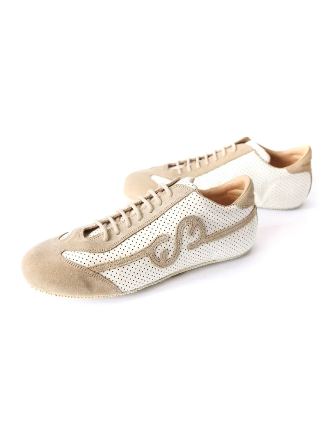 escada__sport__sneakers_z_2.webp Damskie Escada SPORT sneakers z bialej skory lakierowanej z perforacja wykonczone bezowym naturalnym zamszem 2 gat.