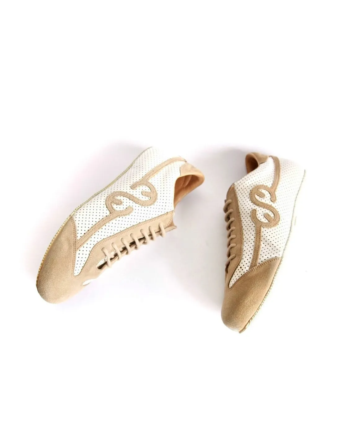 escada__sport__sneakers_z_4.webp Damskie Escada SPORT sneakers z bialej skory lakierowanej z perforacja wykonczone bezowym naturalnym zamszem 2 gat.