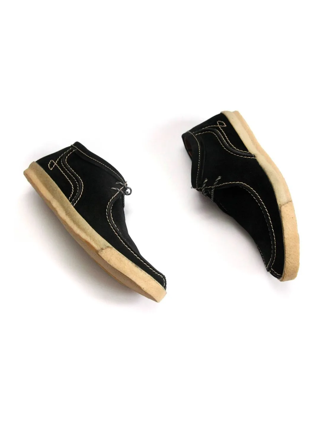 fly_london__polbuty__sznu_3.webp Męskie Fly London polbuty sznurowane, czarne zamszowe z bialym stebnowaniem na sloninie -cicho- biezne