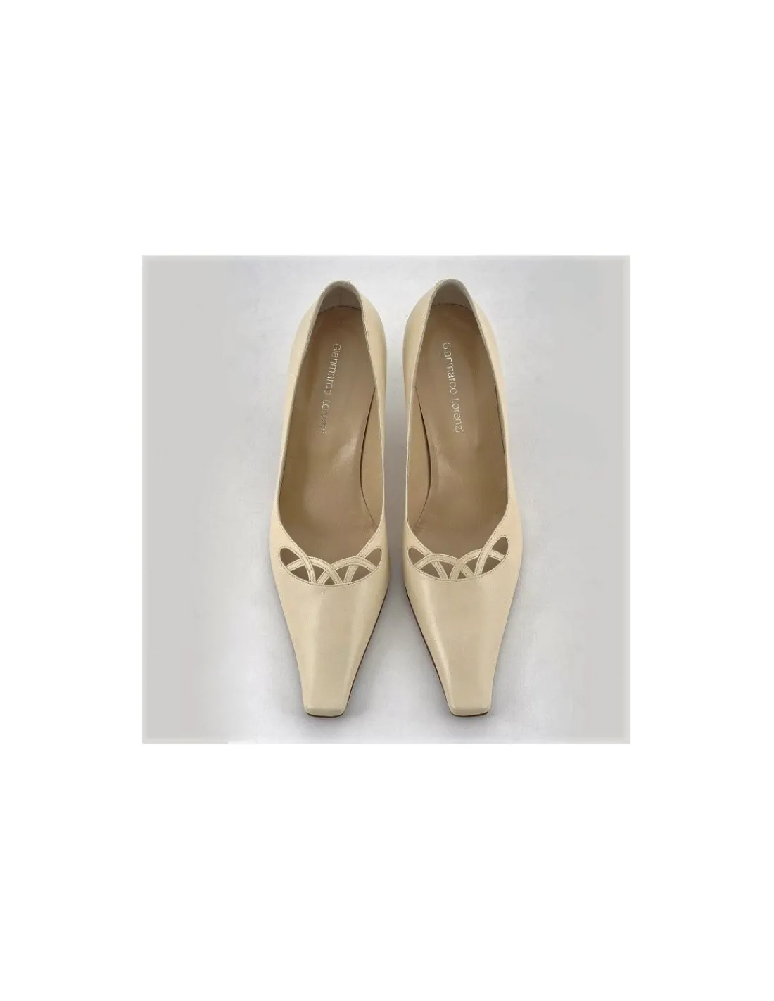 Damskie Gianmarco Lorenzi czolenka, skora ecru z ozdobnym azurem i stabilne niskie obcasy