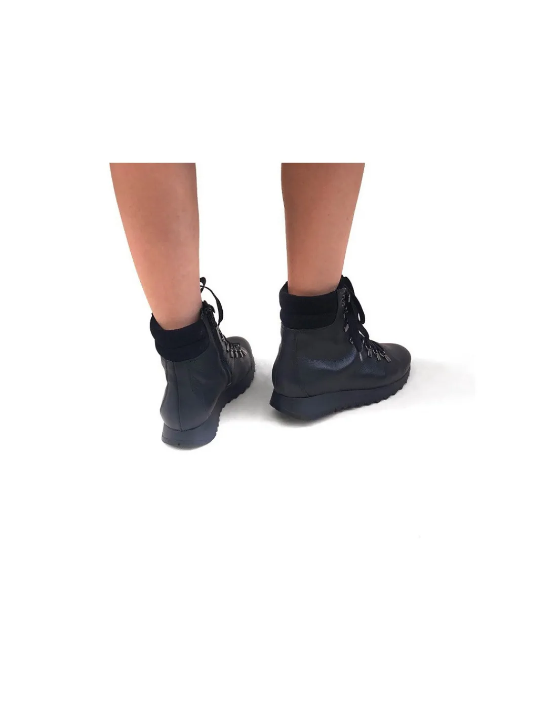 hassia__sneakers_czarne_s_2.webp Damskie Hassia sneakers, czarne skorzane ze sznurowaniem i zamkiem i komfortowym wnetrzem