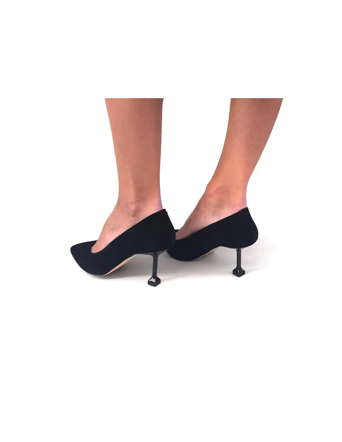 marisa_rey__czolenka_z_cz_3.webp Damskie Marisa Rey czolenka z czarnej skory zamszowej, minimalistyczna forma i unikatowe obcasy