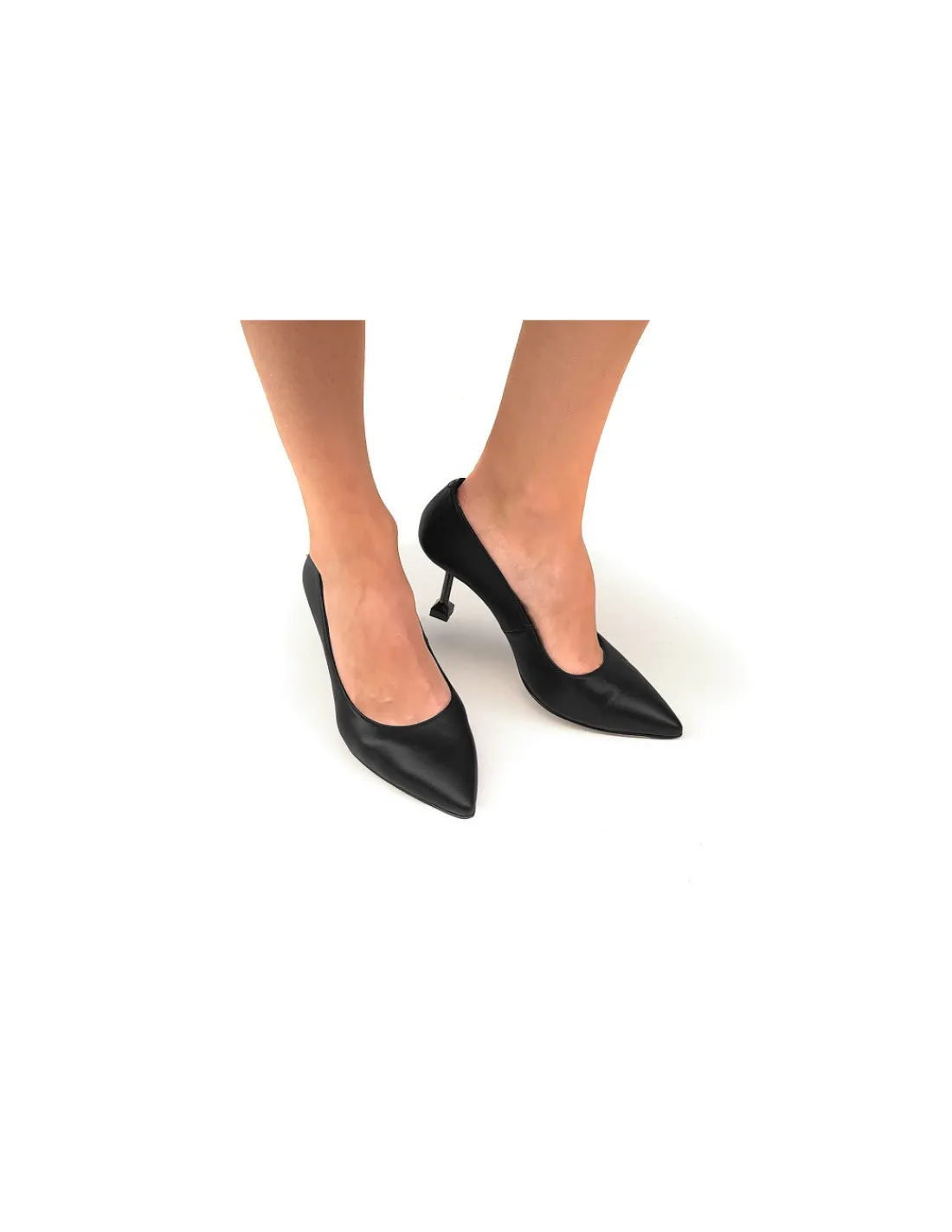 marisa_rey_czolenka_minim_3.webp Damskie Marisa Rey czolenka minimalistyczne, czarna skora licowa i unikatowe obcasy