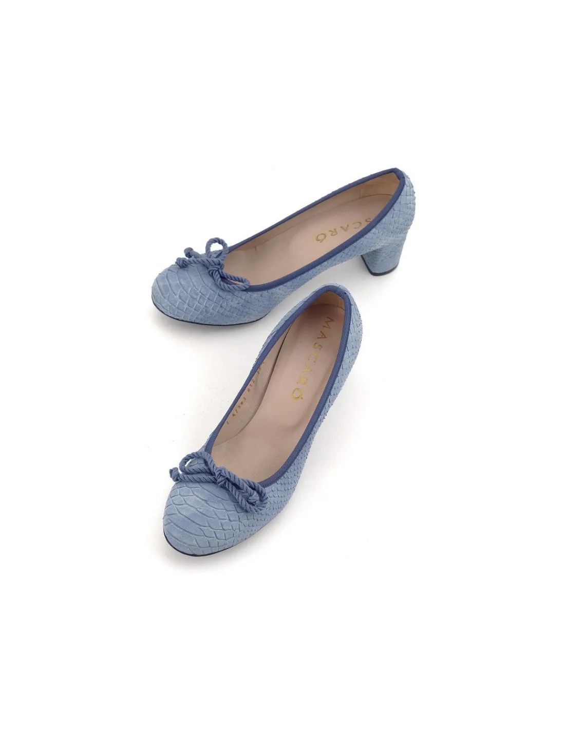 Damskie Mascaro czolenka, blekitna naturalna skora z tloczonym wzorem croco i wygodne stabilne obcasy