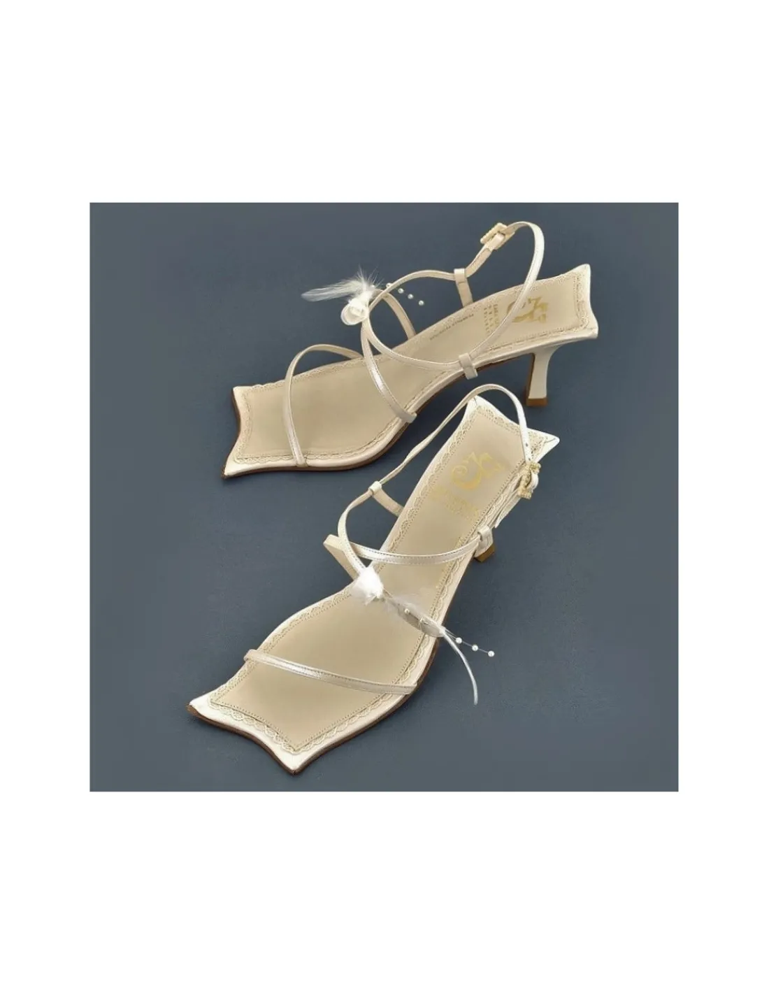 sara_navarro__sandaly_sko_2.webp Damskie Sara Navarro sandaly, skora perlowa, wyjatkowe autorskie slubne buty