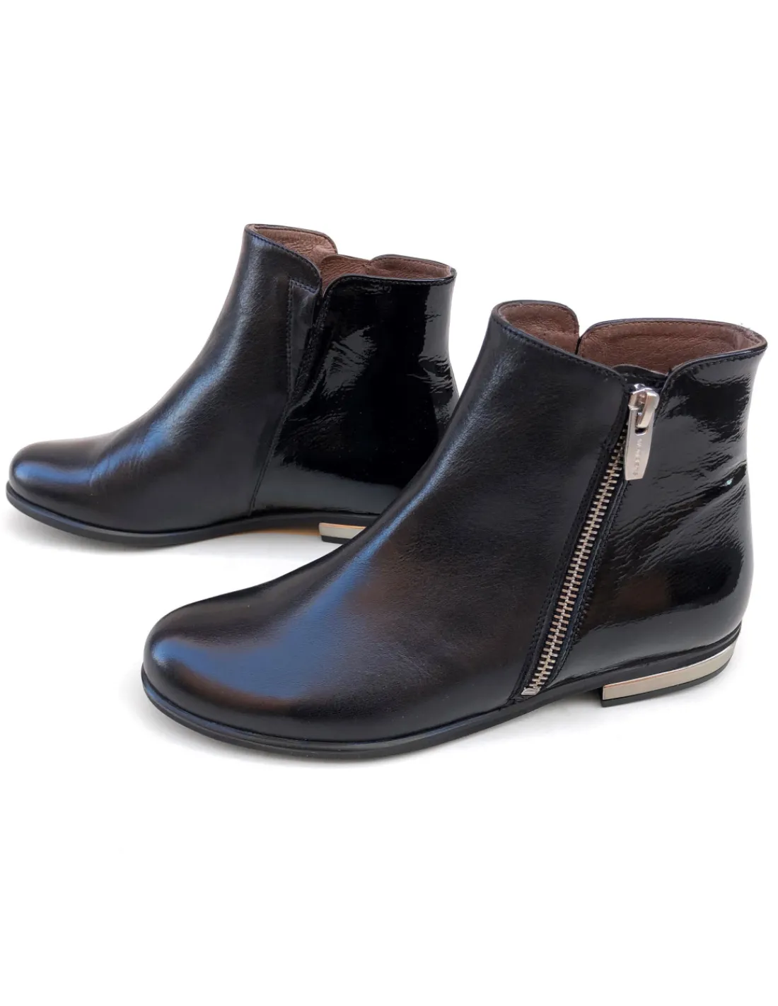 Damskie Wonders botki czarne z zamkiem ze skory licowej i lakierowanej lakierowanym zapietkiem, niskie obcasy w srebrnym kolorze